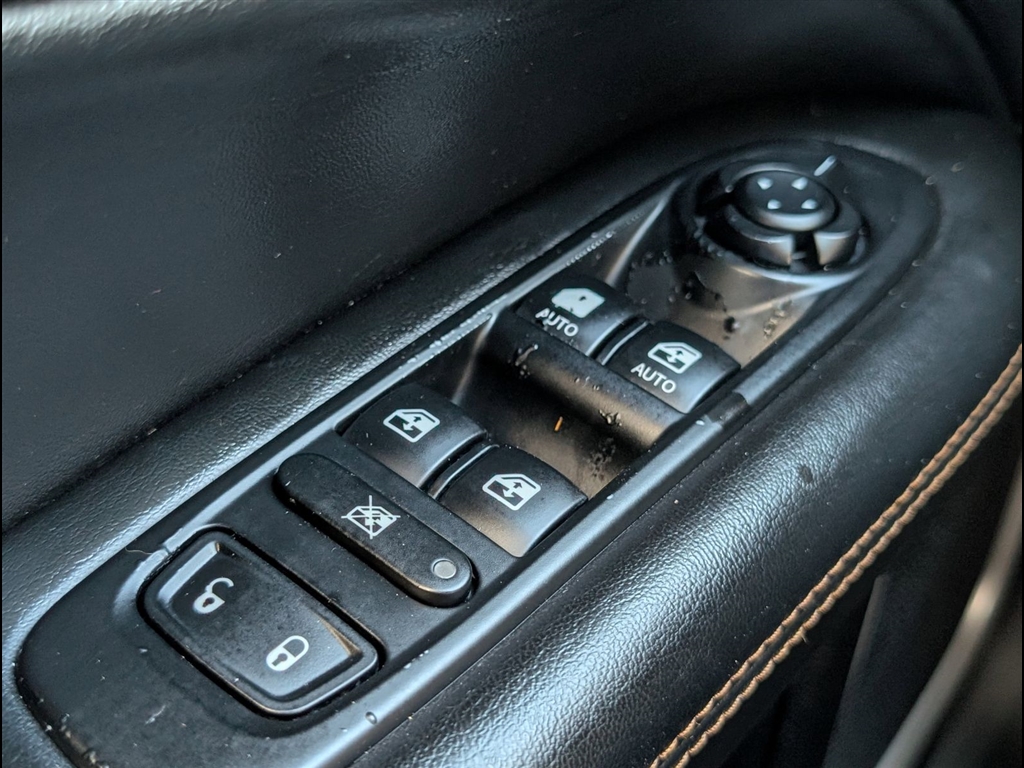 Used 2018 Diamond Black Crystal Pearl Coat Jeep Limited image 33