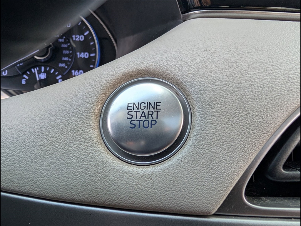 Used 2021 Hyper White Hyundai SEL image 33