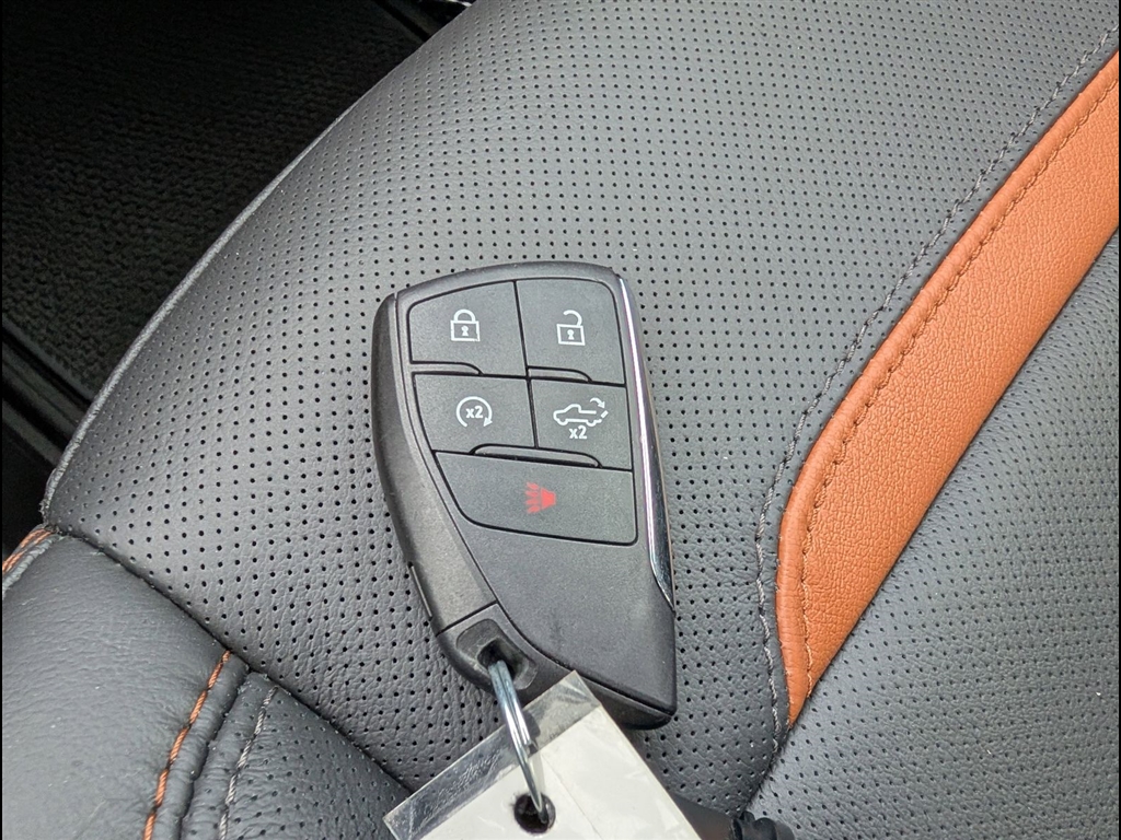 Used 2025 Summit White GMC AT4 image 34