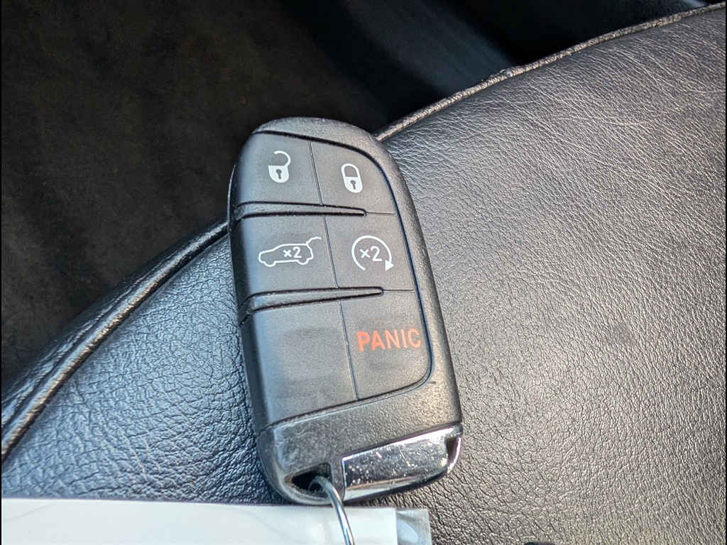 Used 2018 Diamond Black Crystal Pearl Coat Jeep Limited image 34