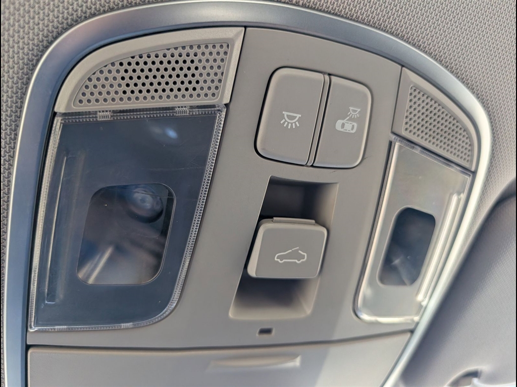 Used 2018 Quartz White Pearl Hyundai Limited image 34