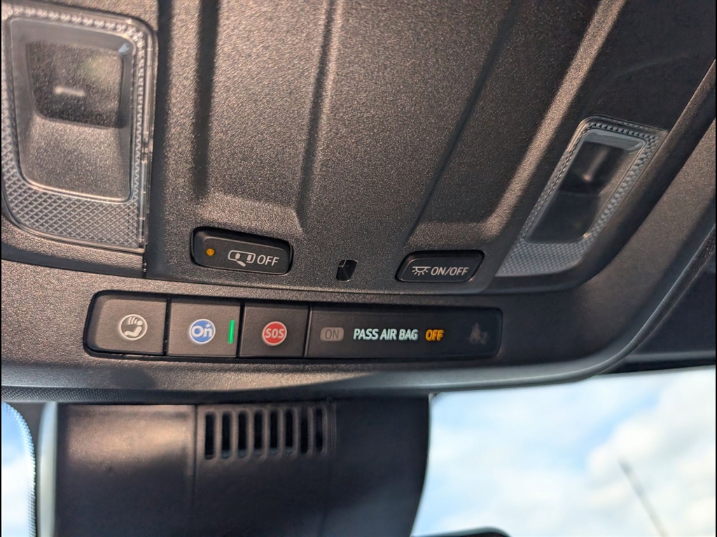 Used 2025 Summit White GMC AT4 image 35