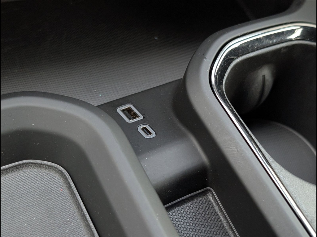 Used 2025 Summit White GMC AT4 image 36