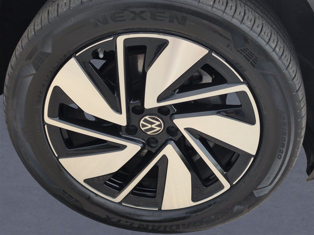 Used 2024 Platinum Gray Metallic Volkswagen SE image 36