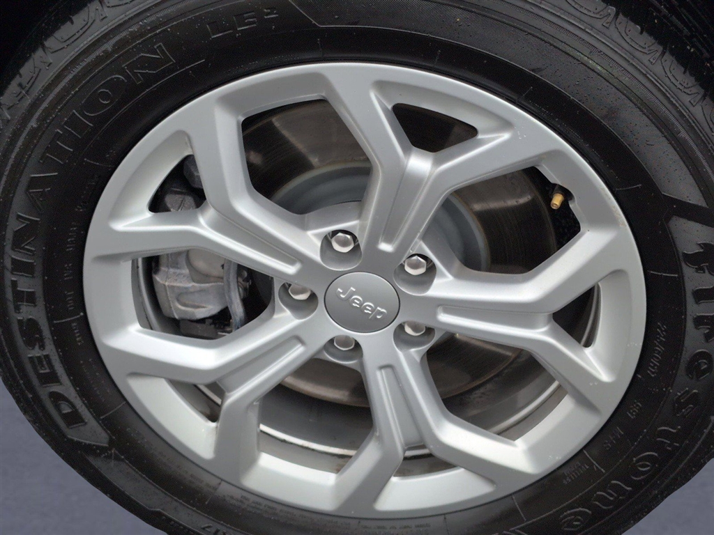 Used 2024 Bright White Clear Coat Jeep Latitude image 36