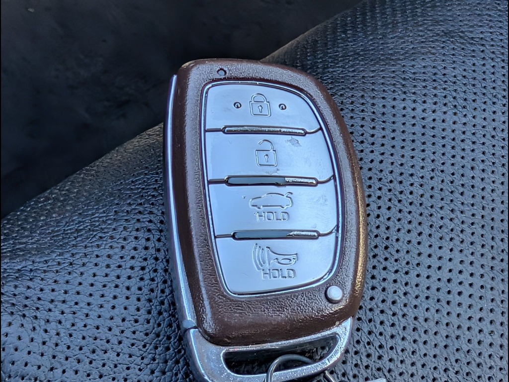 Used 2018 Quartz White Pearl Hyundai Limited image 36