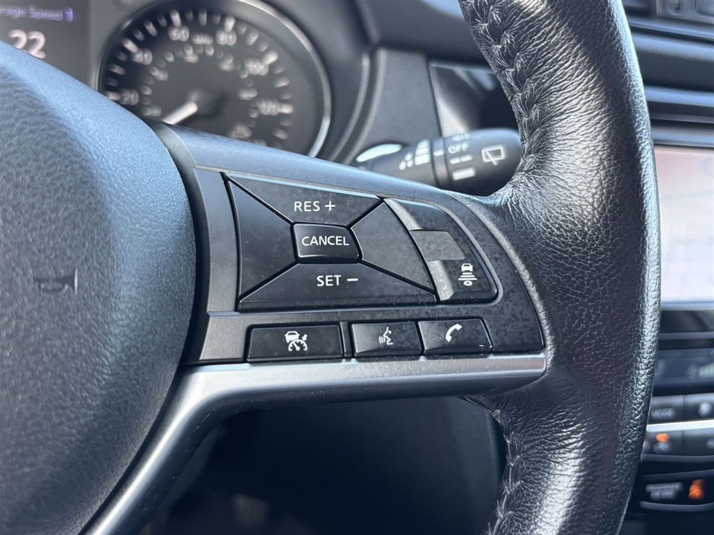 Used 2018 Brilliant Silver Nissan SL image 36