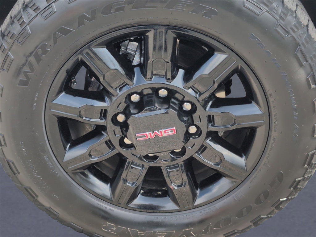 Used 2025 Summit White GMC AT4 image 38