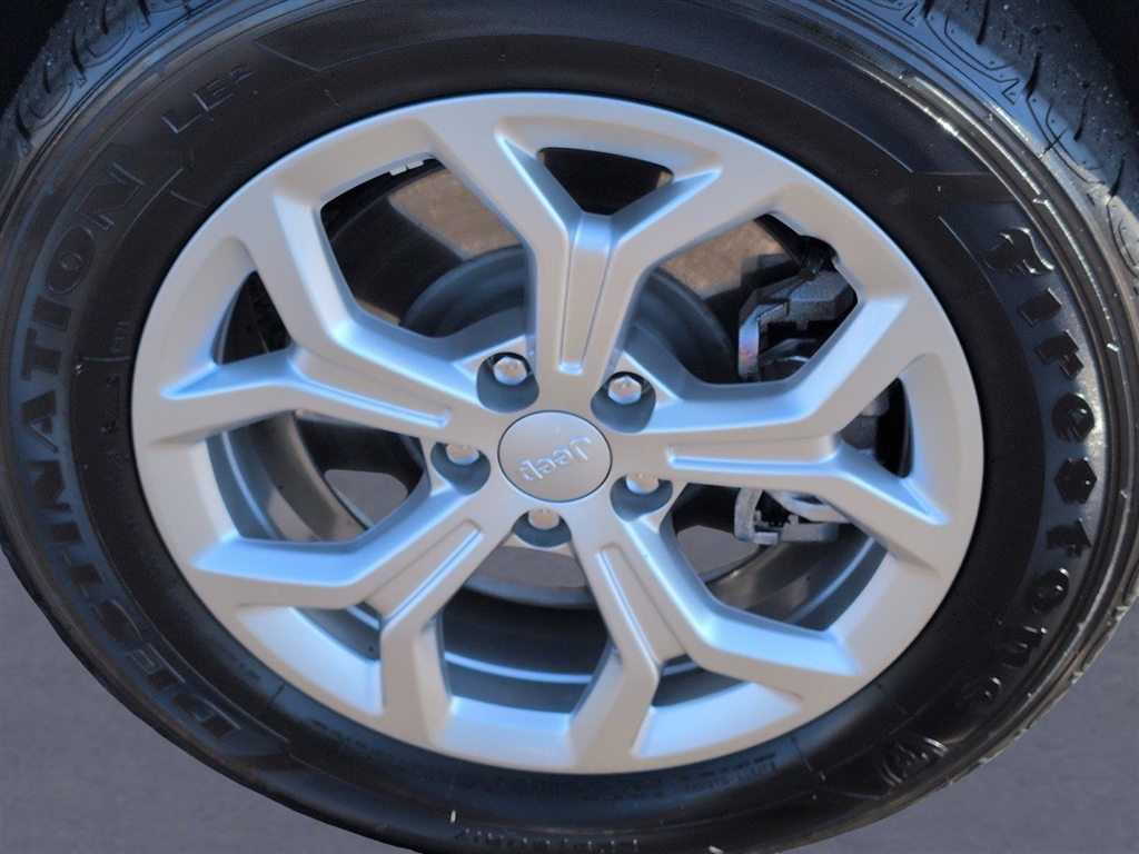 Used 2024 Bright White Clear Coat Jeep Latitude image 38