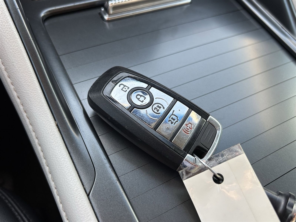 Used 2024 Silver Radiance Lincoln Reserve image 38