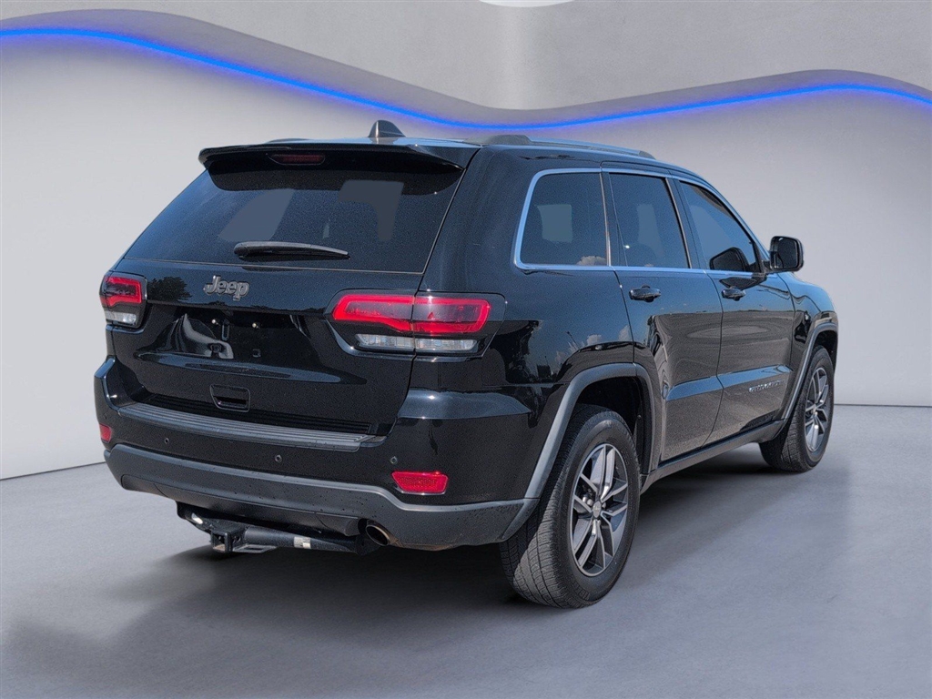 Used 2018 Diamond Black Crystal Pearl Coat Jeep Laredo image 3