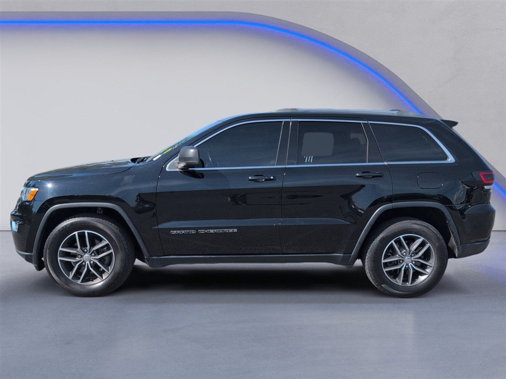 Used 2018 Diamond Black Crystal Pearl Coat Jeep Laredo image 5