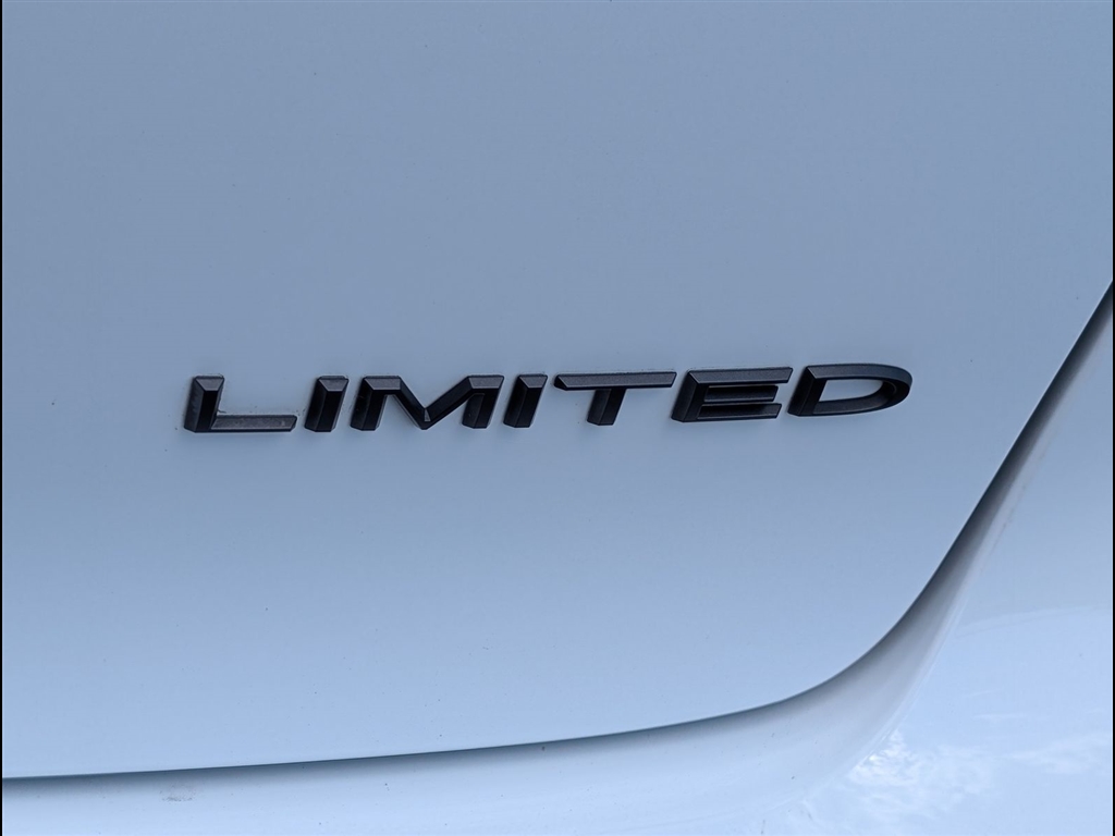 Used 2025 Bright White Clear Coat Chrysler Limited image 5