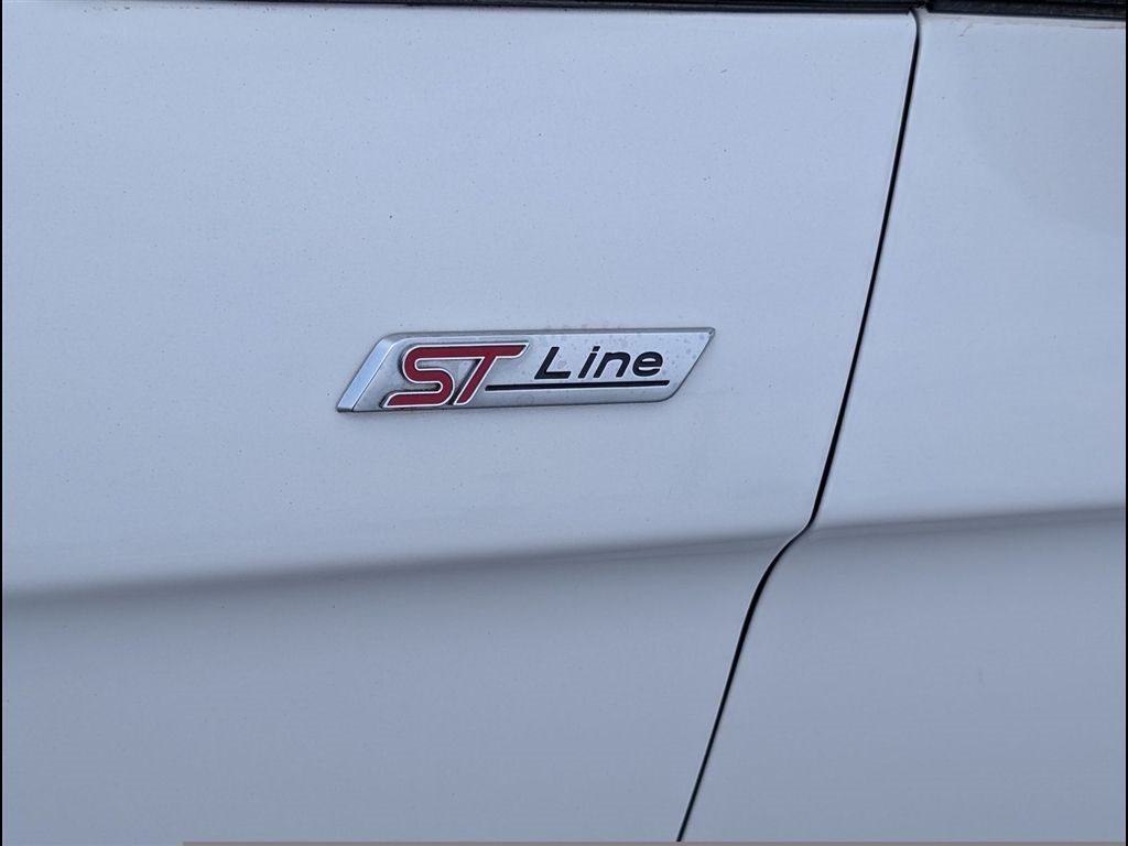 Used 2023 Star White Metallic Tri-Coat Ford ST-Line image 5
