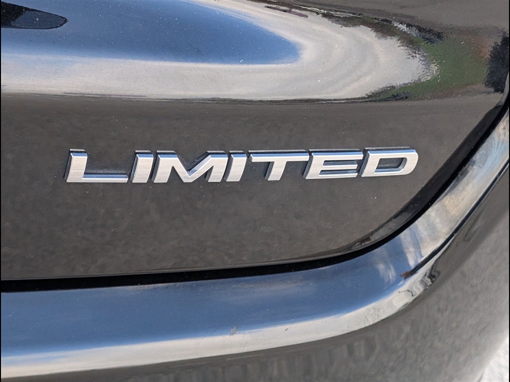 Used 2018 Diamond Black Crystal Pearl Coat Jeep Limited image 5