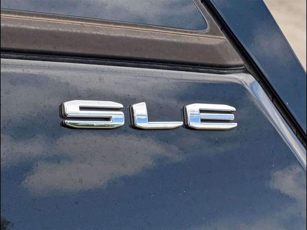 Used 2022 Ebony Twilight Metallic GMC SLE image 5