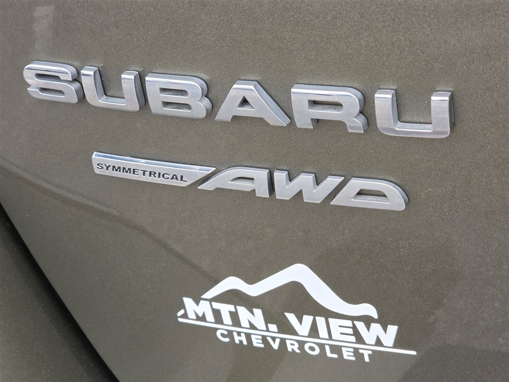 Used 2022 Autumn Green Metallic Subaru Limited image 5