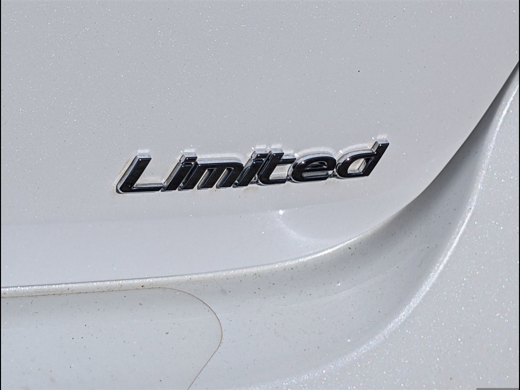 Used 2018 Quartz White Pearl Hyundai Limited image 5