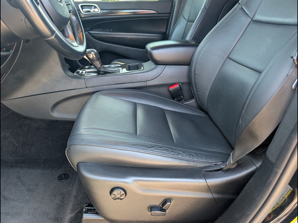 Used 2018 Diamond Black Crystal Pearl Coat Jeep Laredo image 6