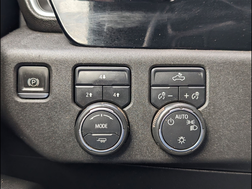 Used 2024 Summit White Chevrolet LT image 6