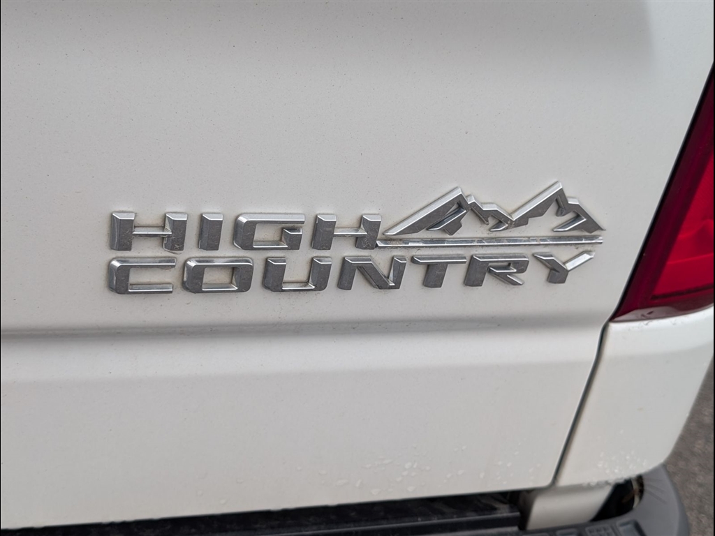 Used 2022 Iridescent Pearl Tricoat Chevrolet High Country image 6
