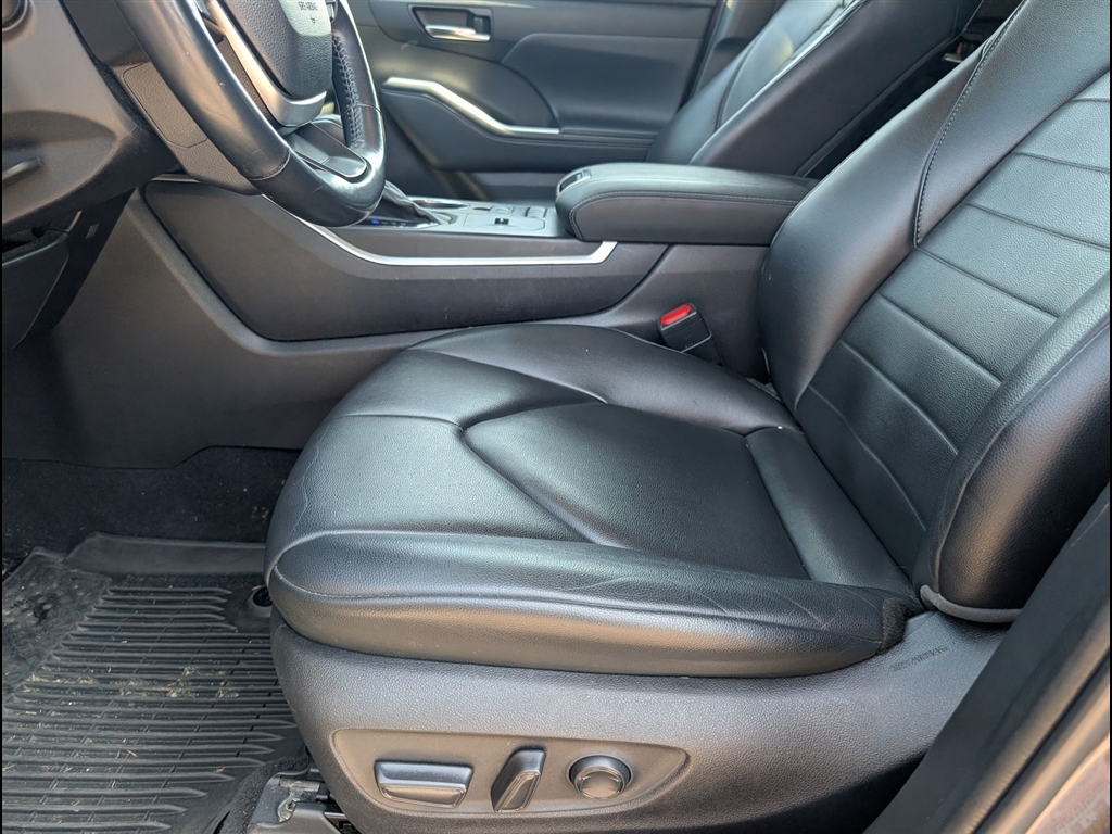 Used 2022 Magnetic Gray Metallic Toyota XLE image 6