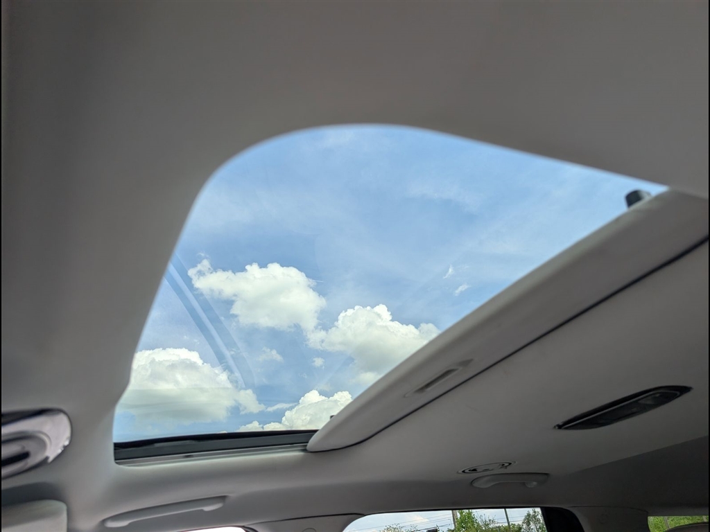 Used 2021 Hyper White Hyundai SEL image 6