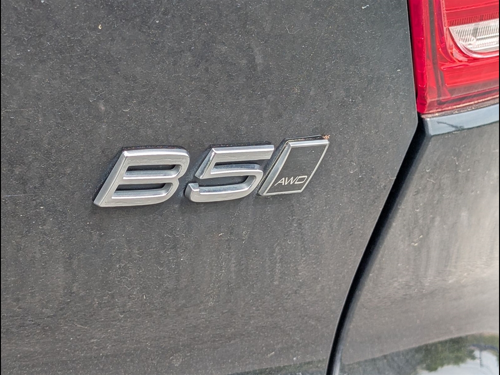 Used 2024 Onyx Black Metallic Volvo B5 Core Bright Theme image 6