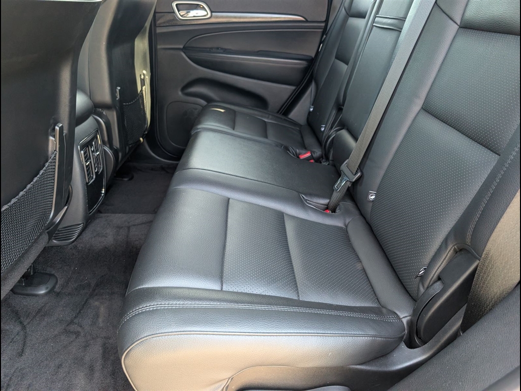 Used 2018 Diamond Black Crystal Pearl Coat Jeep Laredo image 7
