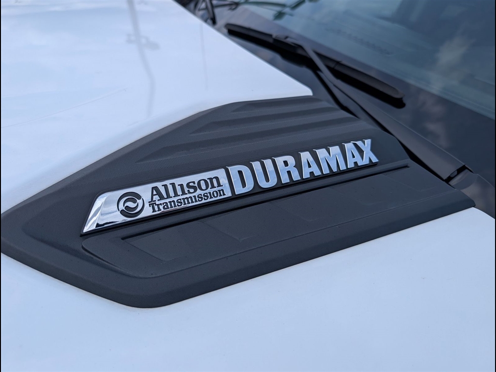 Used 2024 Summit White Chevrolet LT image 7