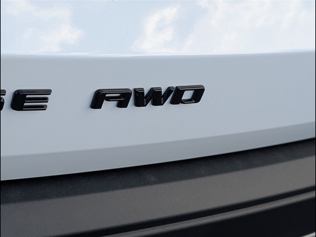 New 2027 Polar White Tricoat Chevrolet Z71 image 7