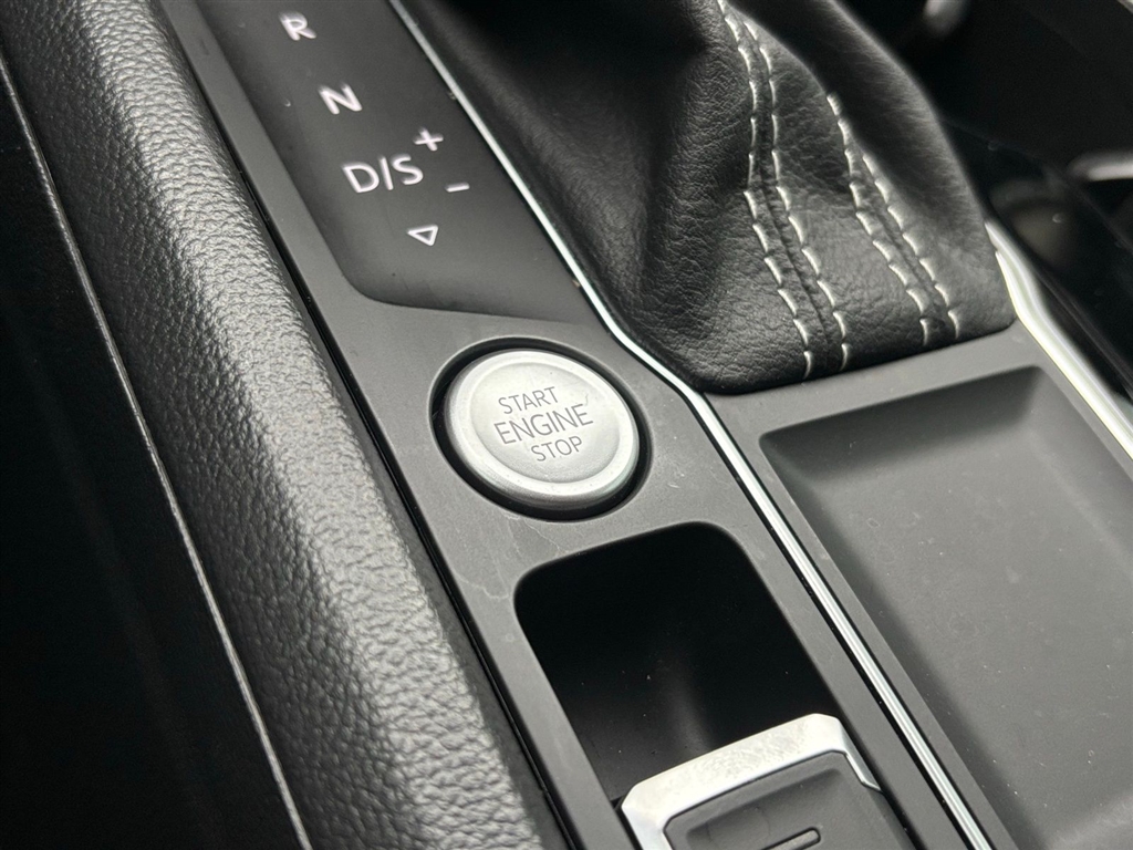 Used 2023 Blue Volkswagen V6 SE image 7