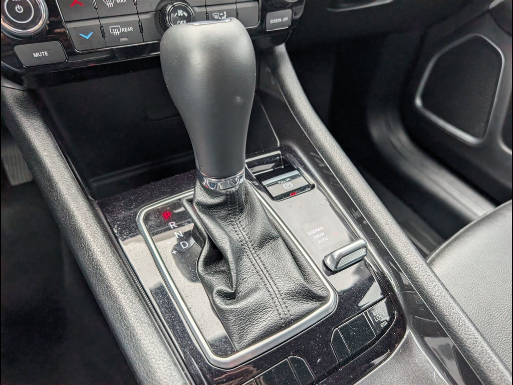 Used 2024 Bright White Clear Coat Jeep Latitude image 7