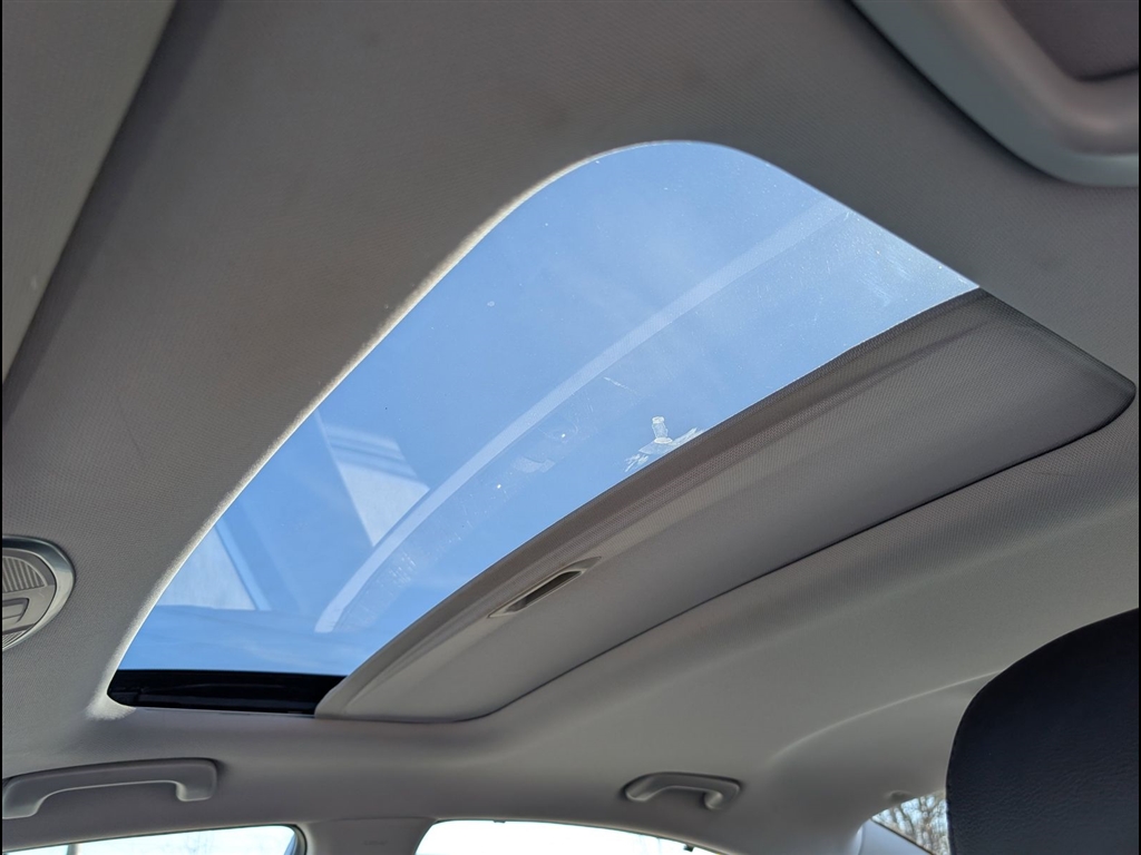 Used 2018 Quartz White Pearl Hyundai Limited image 7