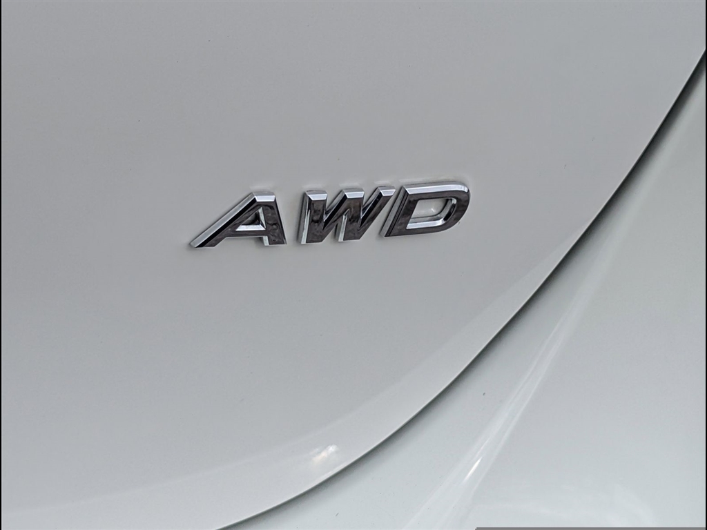 Used 2021 Glacier White Nissan S image 7