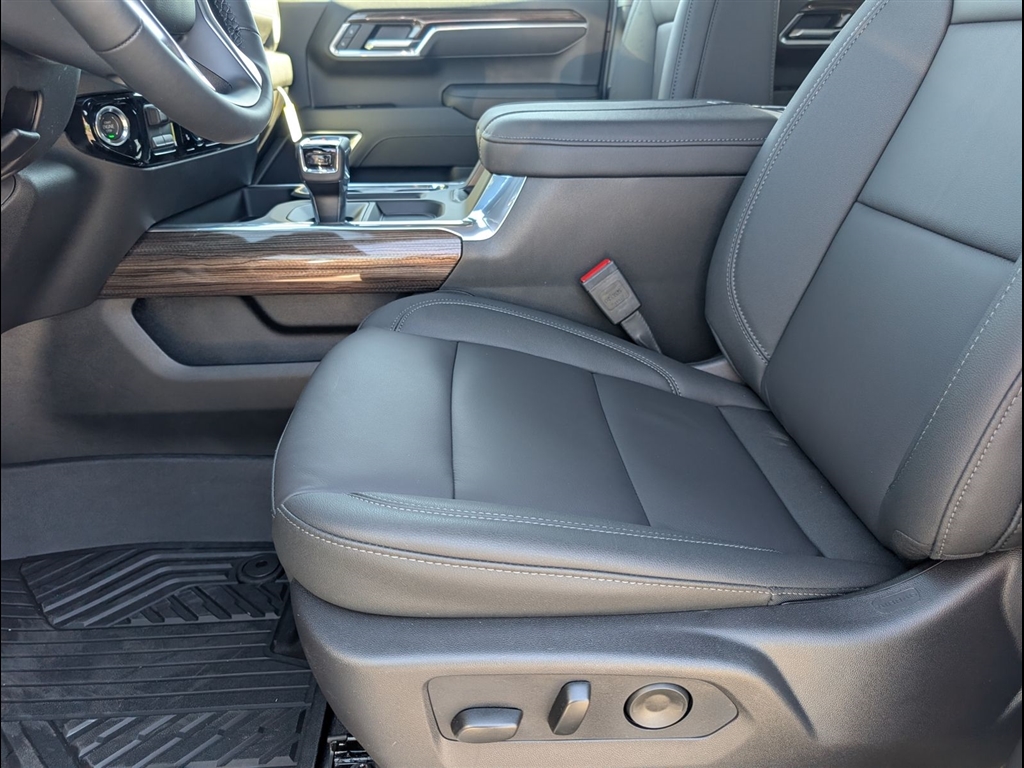 New 2026 Summit White Chevrolet RST image 8