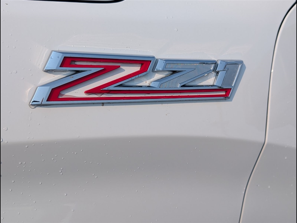 New 2026 Summit White Chevrolet RST image 8
