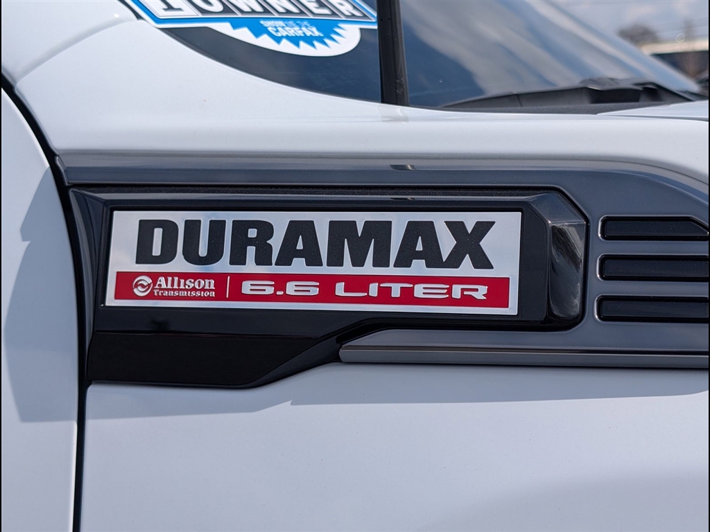 Used 2025 Summit White GMC AT4 image 8