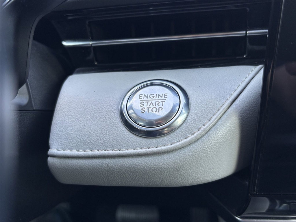 Used 2024 Silver Radiance Lincoln Reserve image 8