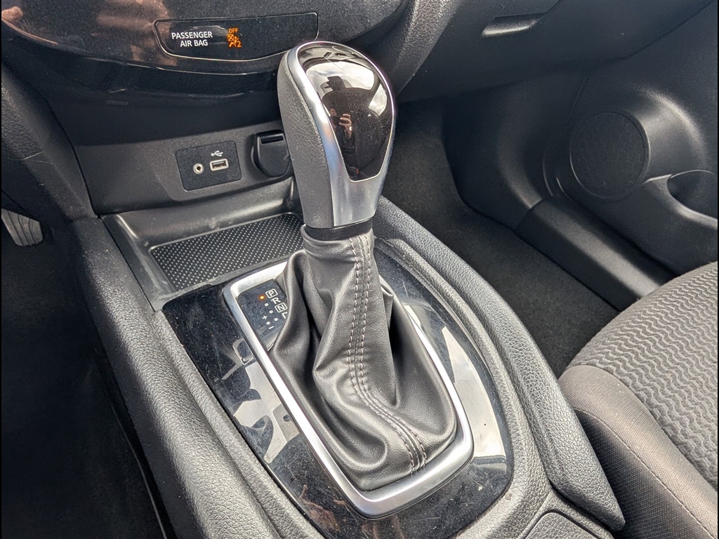 Used 2021 Glacier White Nissan S image 8