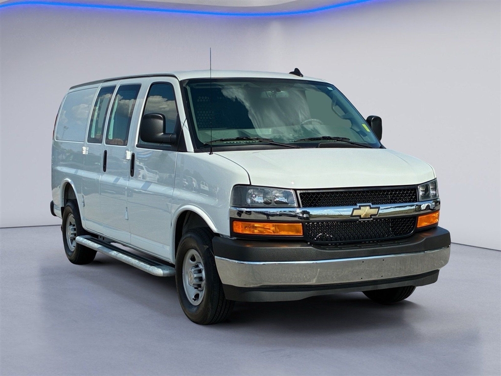 Used 2025 Summit White Chevrolet 2500 image 9