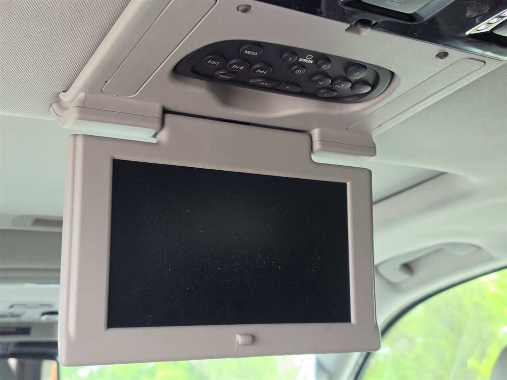 Used 2017 Silver Ice Metallic Chevrolet LT image 9