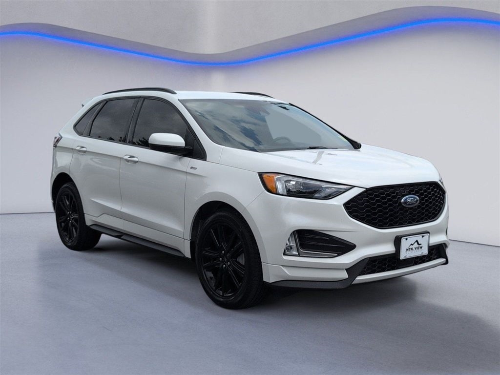 Used 2023 Star White Metallic Tri-Coat Ford ST-Line image 9