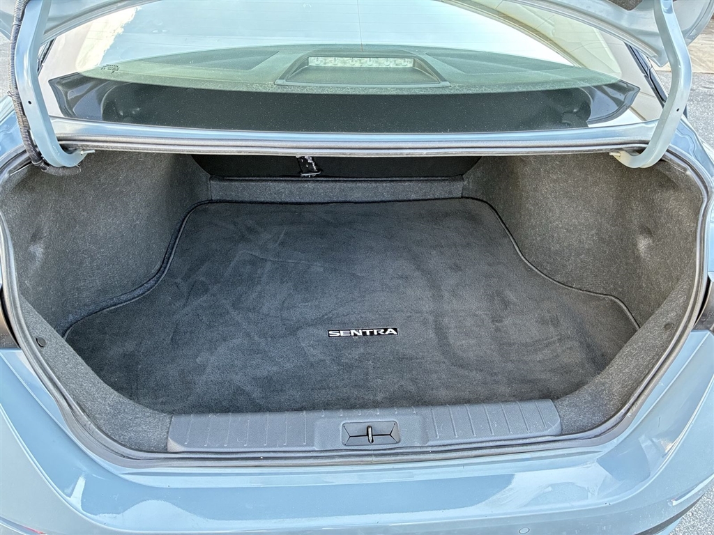 Used 2024 Atlantic Gray Metallic/Super Black Nissan SR image 9