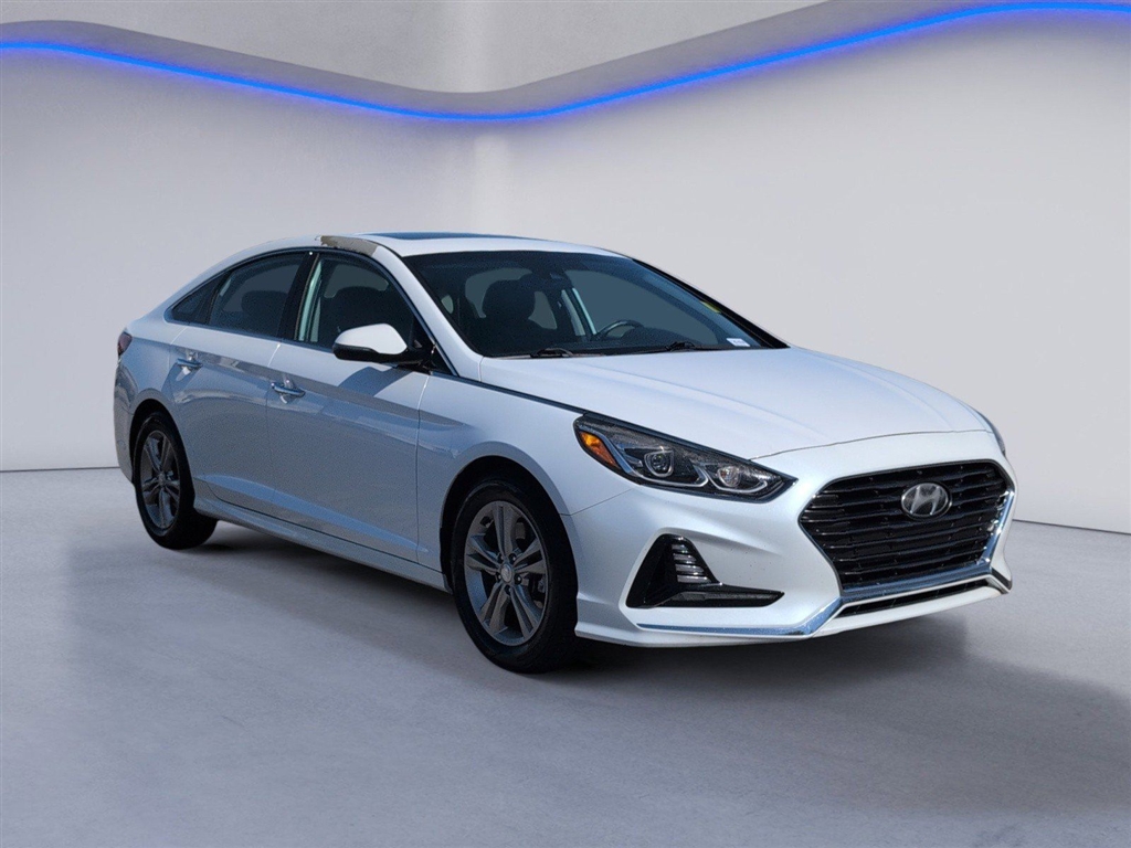 Used 2018 Quartz White Pearl Hyundai Limited image 9