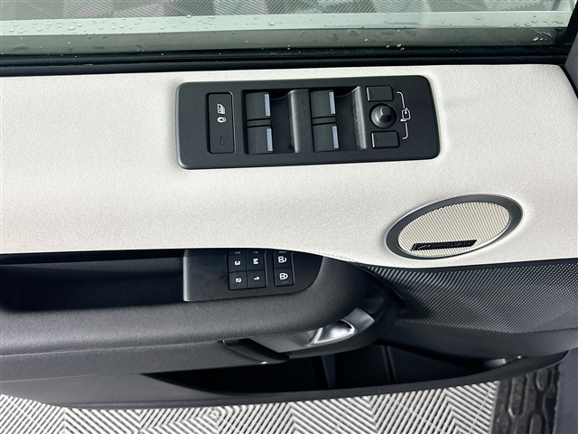 2024 Land Rover Discovery P300 S