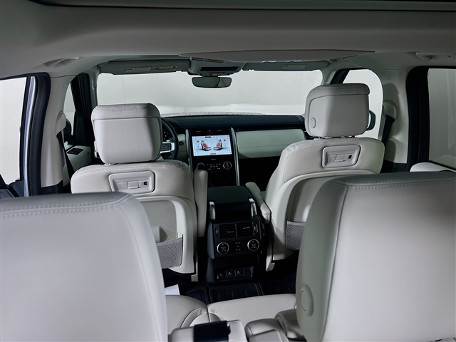 2024 Land Rover Discovery P300 S