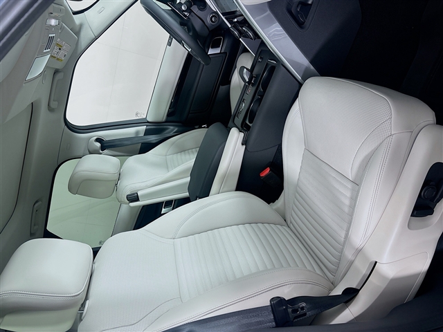 2024 Land Rover Discovery P300 S