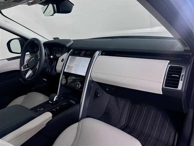 2024 Land Rover Discovery P300 S