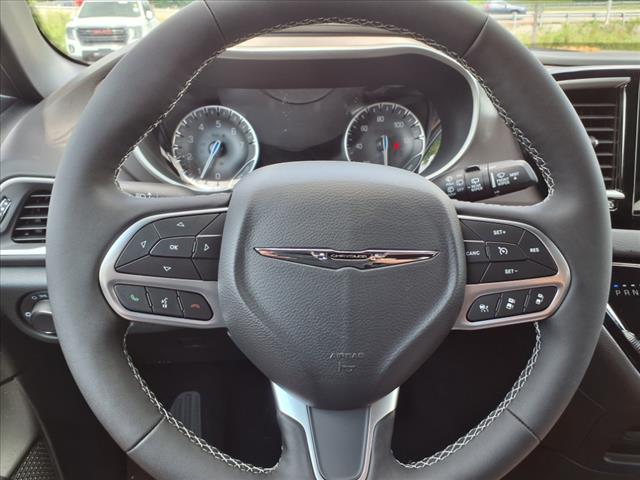 2025 Chrysler Voyager LX